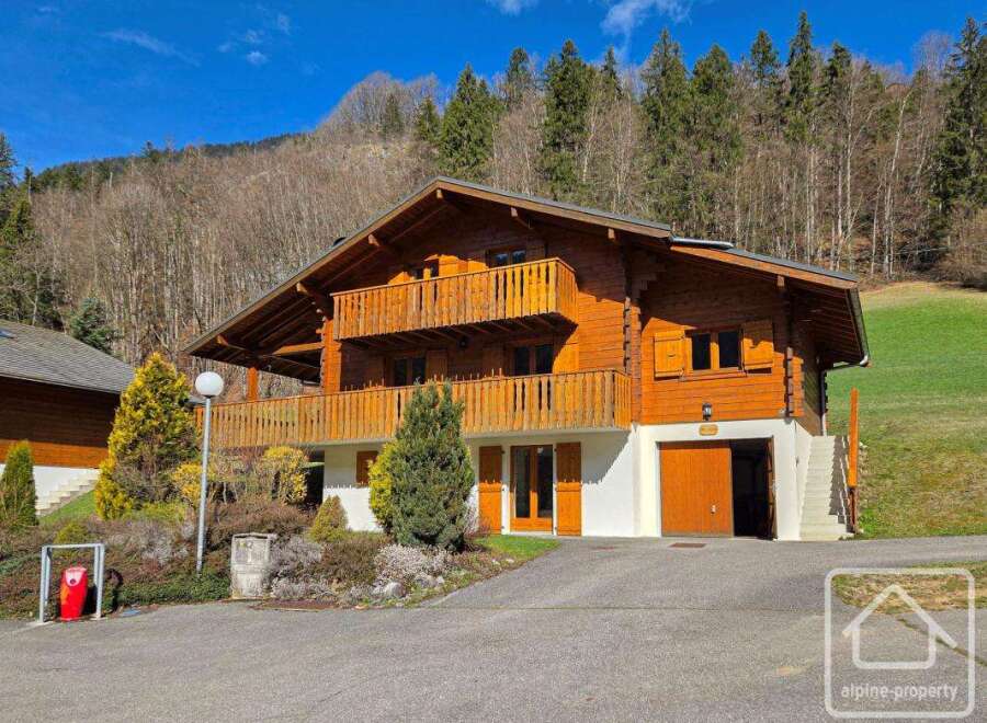 This stunning chalet boasts a prime location, nestled amidst breathtaking mountain scenery.