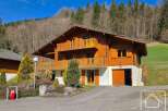 This stunning chalet boasts a prime location, nestled amidst breathtaking mountain scenery.