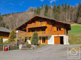 This stunning chalet boasts a prime location, nestled amidst breathtaking mountain scenery.