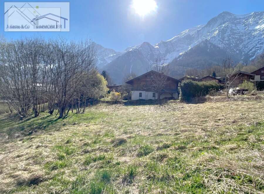 Discover a charming property nestled in a picturesque mountain setting.