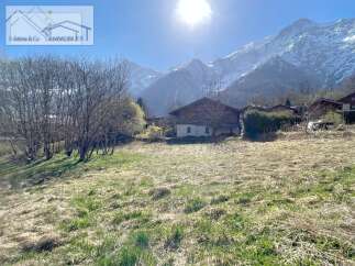 Discover a charming property nestled in a picturesque mountain setting.