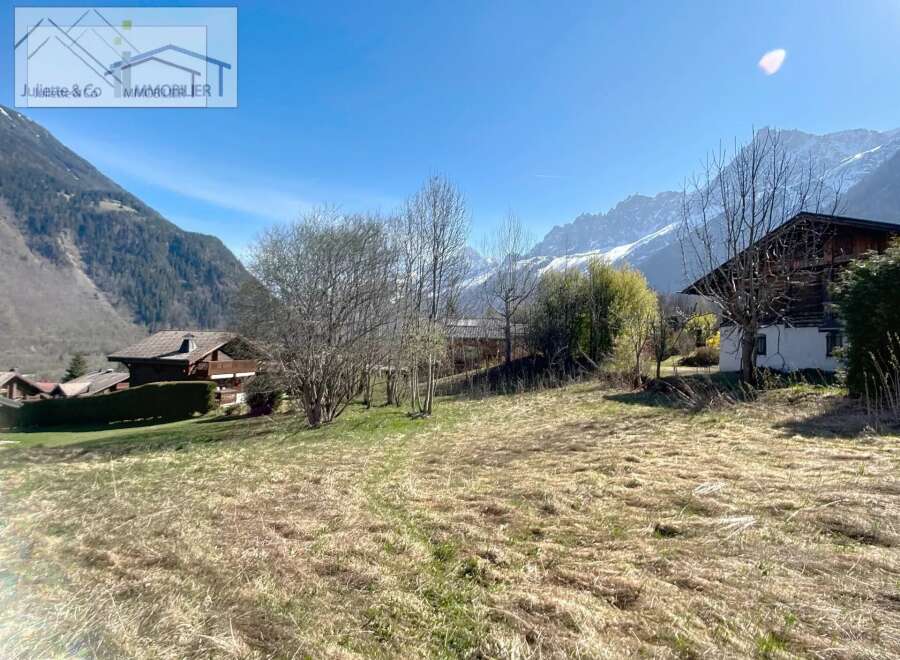 Discover a charming property nestled in a picturesque mountain setting.