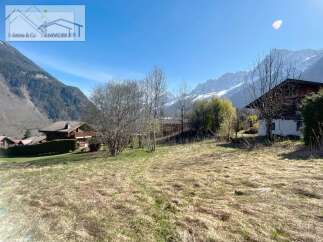 Discover a charming property nestled in a picturesque mountain setting.