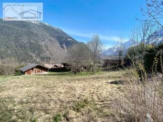 Discover a stunning property nestled in a picturesque mountain setting.