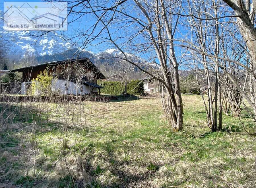 Discover a charming property nestled in a picturesque mountain setting.