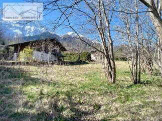 Discover a charming property nestled in a picturesque mountain setting.