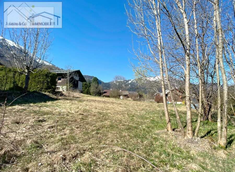Discover a charming property nestled in a picturesque landscape.