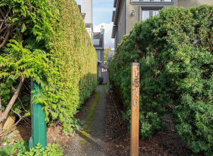 Discover this charming property nestled between lush green hedges, offering a private and serene atmosphere.