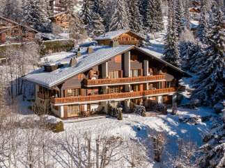 Discover a stunning chalet nestled in a winter wonderland.
