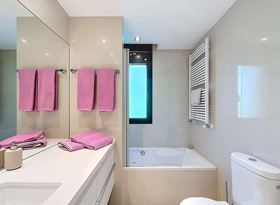 This stunning bathroom boasts modern fixtures and a clean, minimalist design.