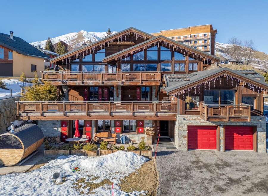 This stunning chalet boasts a prime location in the French Alps, offering breathtaking mountain views.