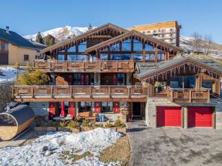 This stunning chalet boasts a prime location in the French Alps, offering breathtaking mountain views.