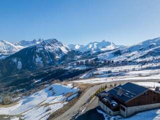 This stunning chalet boasts breathtaking panoramic views of the French Alps, offering a luxurious escape in a pristine winter wonderland.