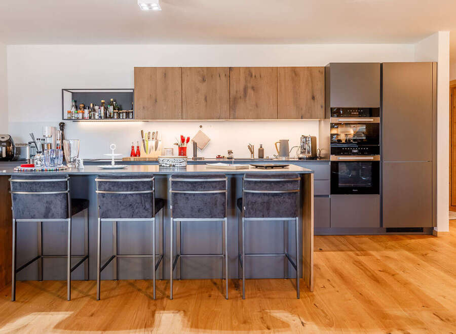 Discover modern elegance in this stunning kitchen.