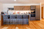 Discover modern elegance in this stunning kitchen.