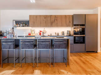 Discover modern elegance in this stunning kitchen.