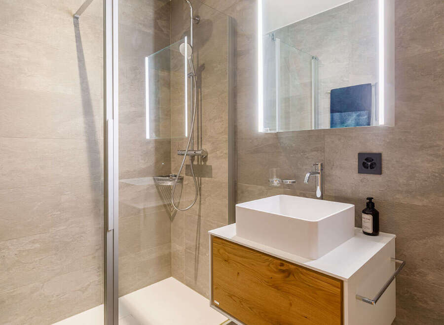 Discover modern elegance in this stunning bathroom.