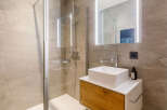 Discover modern elegance in this stunning bathroom.