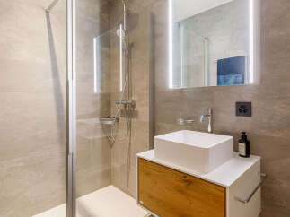 Discover modern elegance in this stunning bathroom.