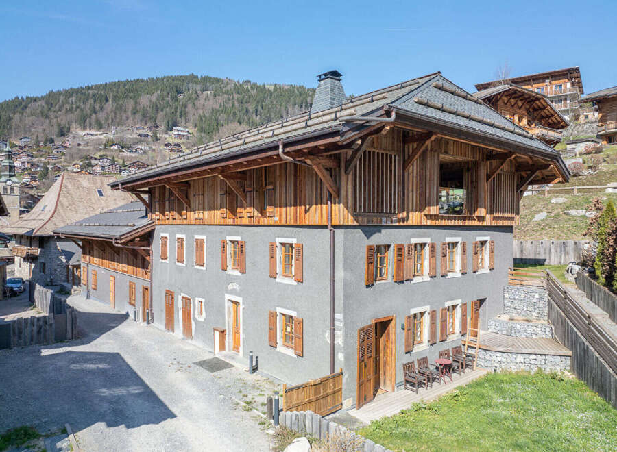 Discover the charm of this stunning property, boasting a unique architectural design with a blend of wood and stone.