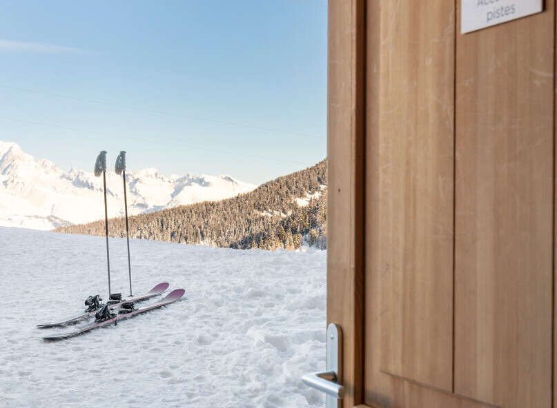 Ski-in/ski-out chalet with direct access to the slopes.