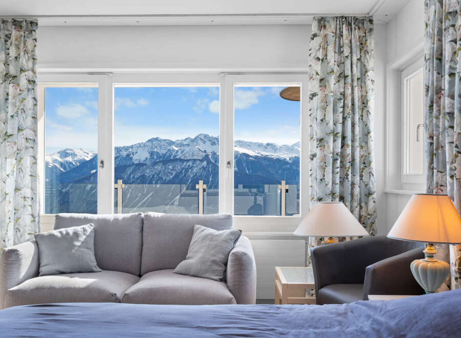 Luxury mountain view room with a comfortable couch and stylish lamps.
