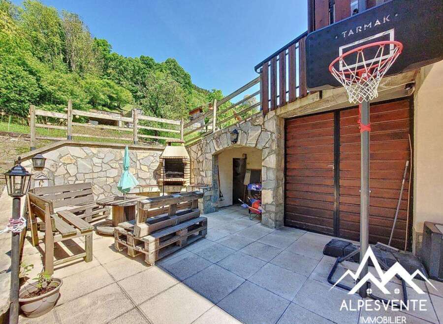This charming property boasts a spacious outdoor area, perfect for entertaining.