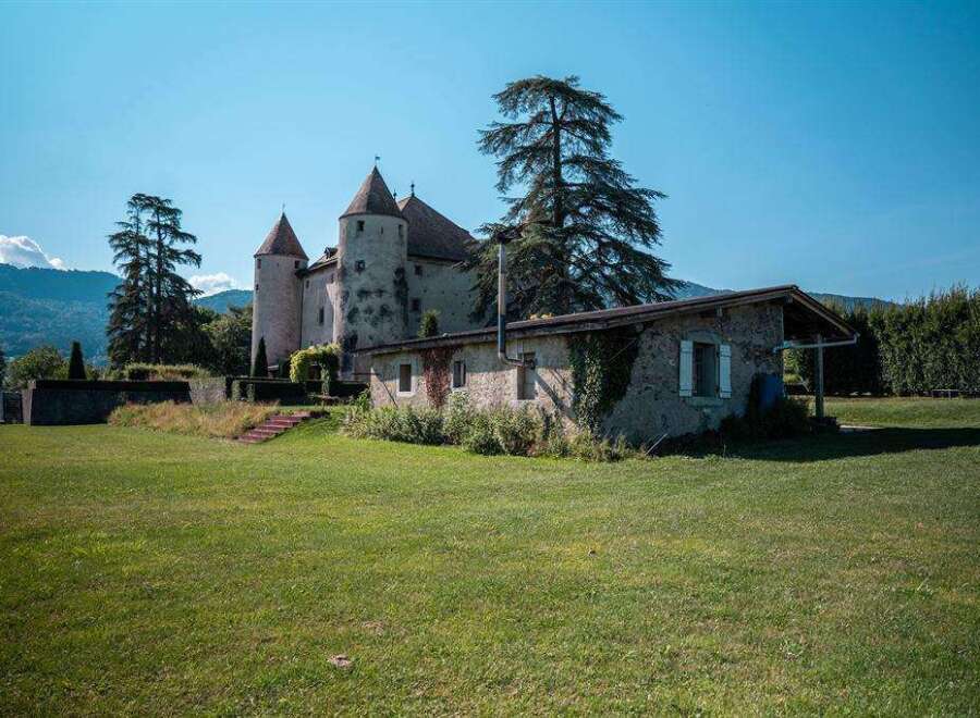 This picturesque property boasts a charming stone cottage nestled beside a majestic castle, offering breathtaking mountain views.