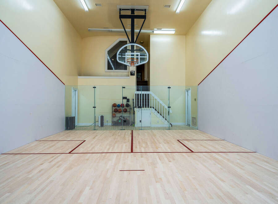 This stunning indoor court offers the perfect space for both squash and basketball enthusiasts.