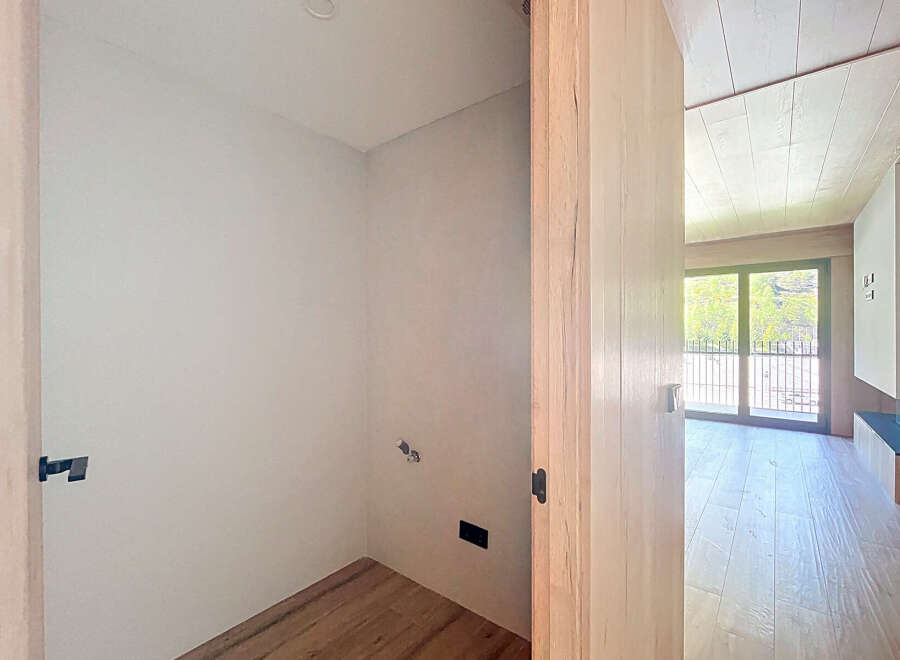 Discover this stunning property featuring a spacious room with light walls and wooden floors.