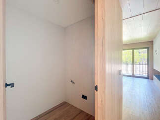 Discover this stunning property featuring a spacious room with light walls and wooden floors.