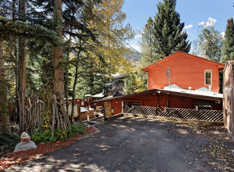 Mountain retreat with private hot tub and parking.