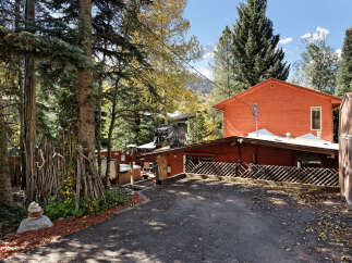 Mountain retreat with private hot tub and parking.