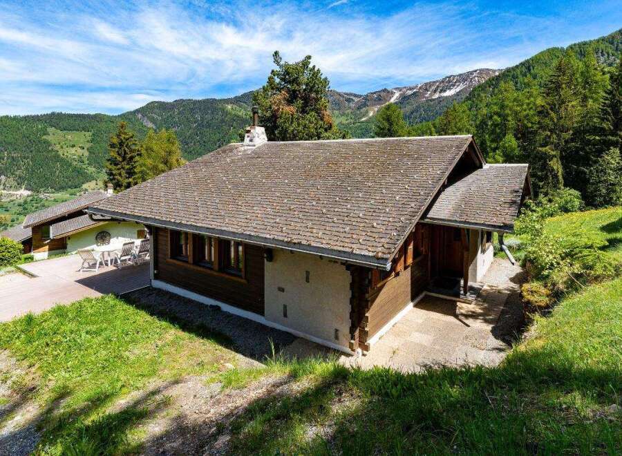 Discover a charming chalet nestled in a picturesque mountain setting.