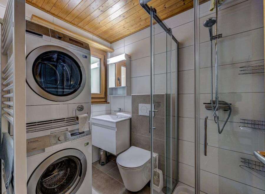 Discover a cozy bathroom with a modern touch.