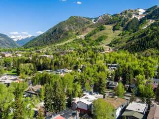 Nestled in the heart of Aspen, Colorado, this stunning property offers breathtaking mountain views and a prime location.