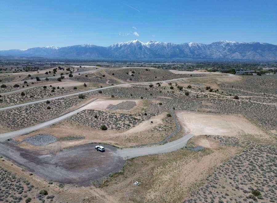 Discover the perfect blend of mountain views and desert serenity in this stunning property.
