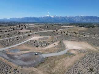 Discover the perfect blend of mountain views and desert serenity in this stunning property.
