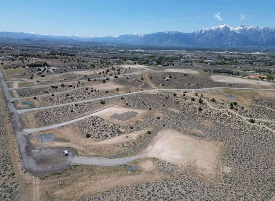 Discover the perfect blend of mountain views and desert serenity in this stunning property.