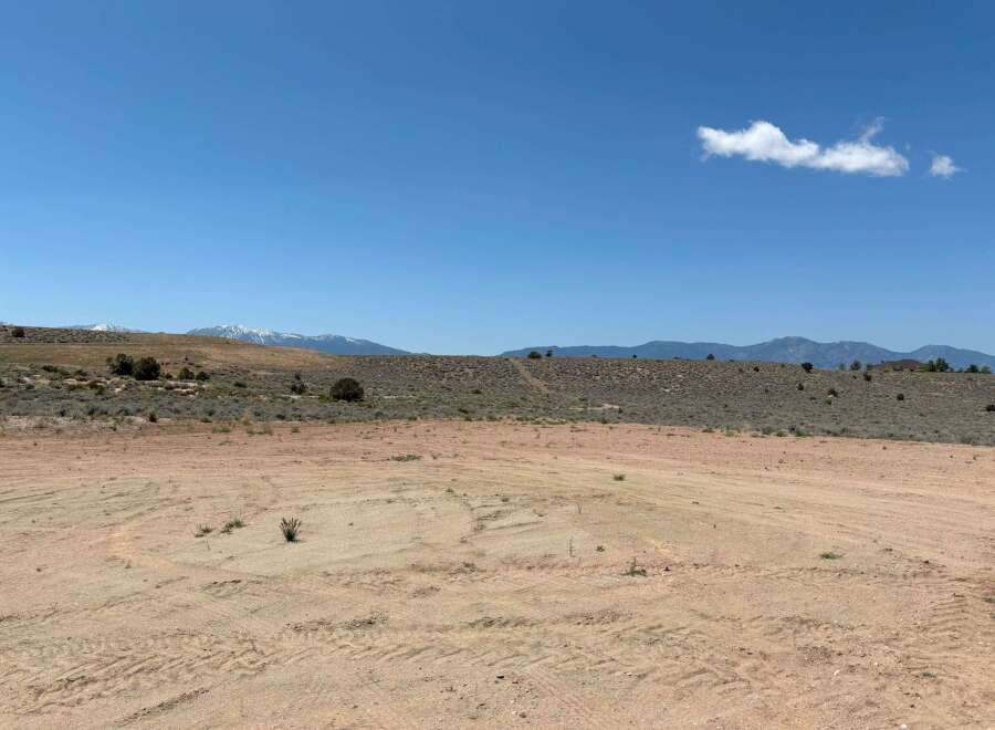 This vacant land boasts stunning mountain views and a spacious, level lot perfect for building your dream home.