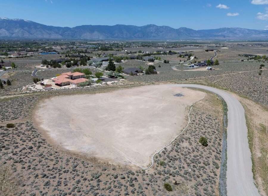 This vacant lot boasts a prime location in a desirable neighborhood, offering breathtaking mountain views and a tranquil setting.