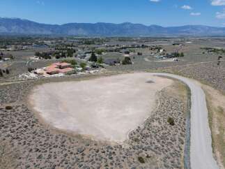 This vacant lot boasts a prime location in a desirable neighborhood, offering breathtaking mountain views and a tranquil setting.