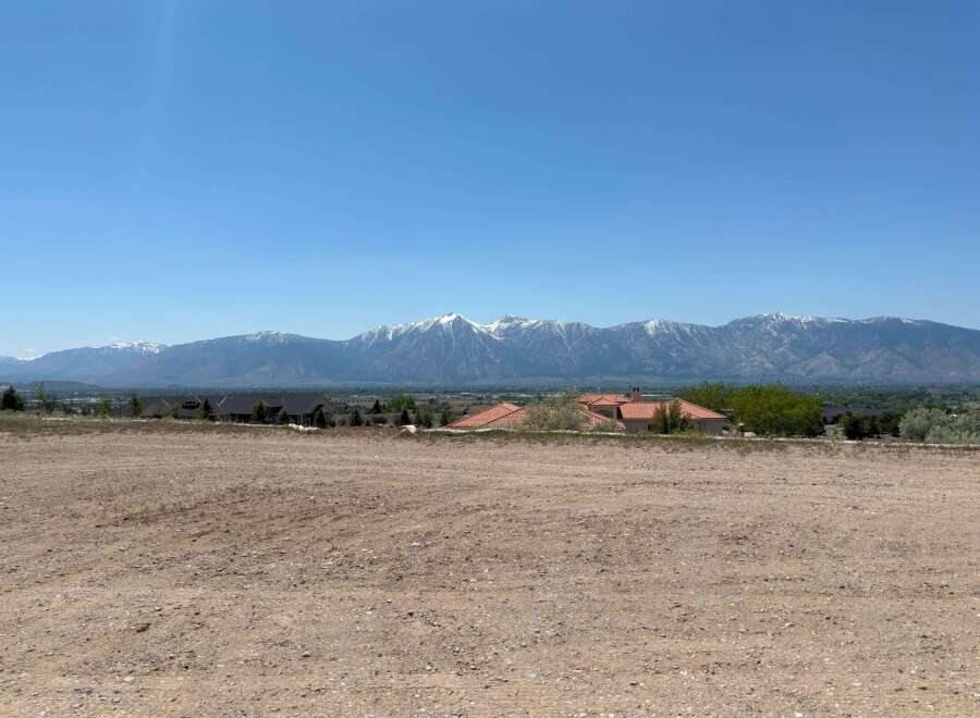 Mountain views and a spacious lot await in this stunning location.