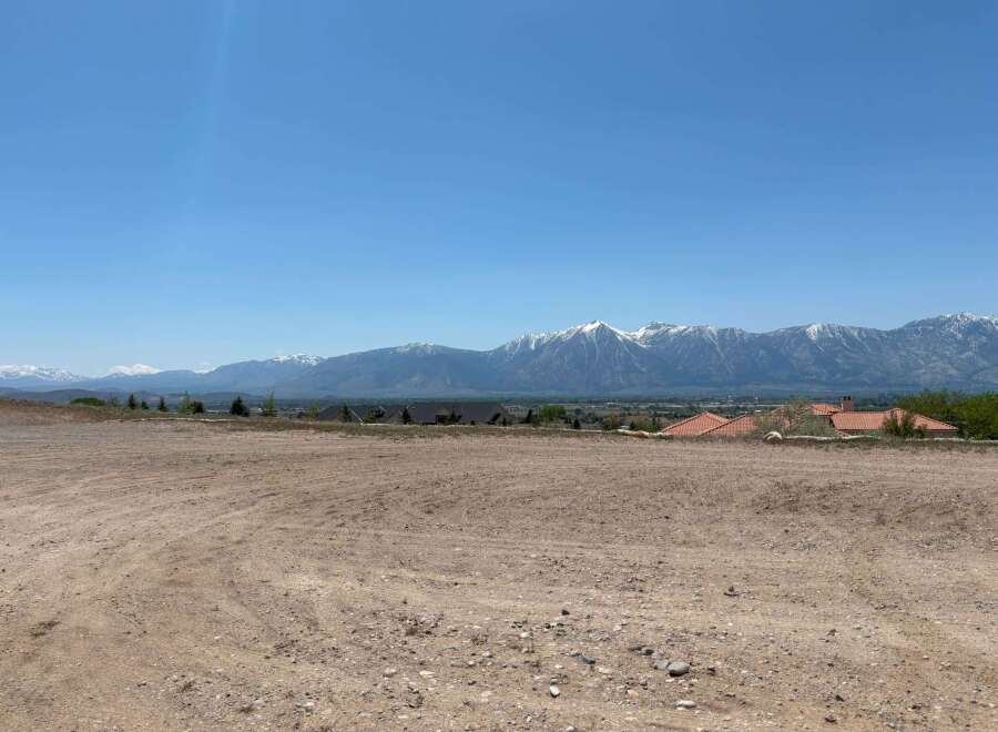 Mountain views and a spacious lot await in this stunning location.