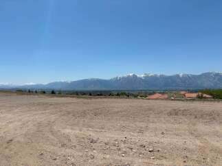 Mountain views and a spacious lot await in this stunning location.