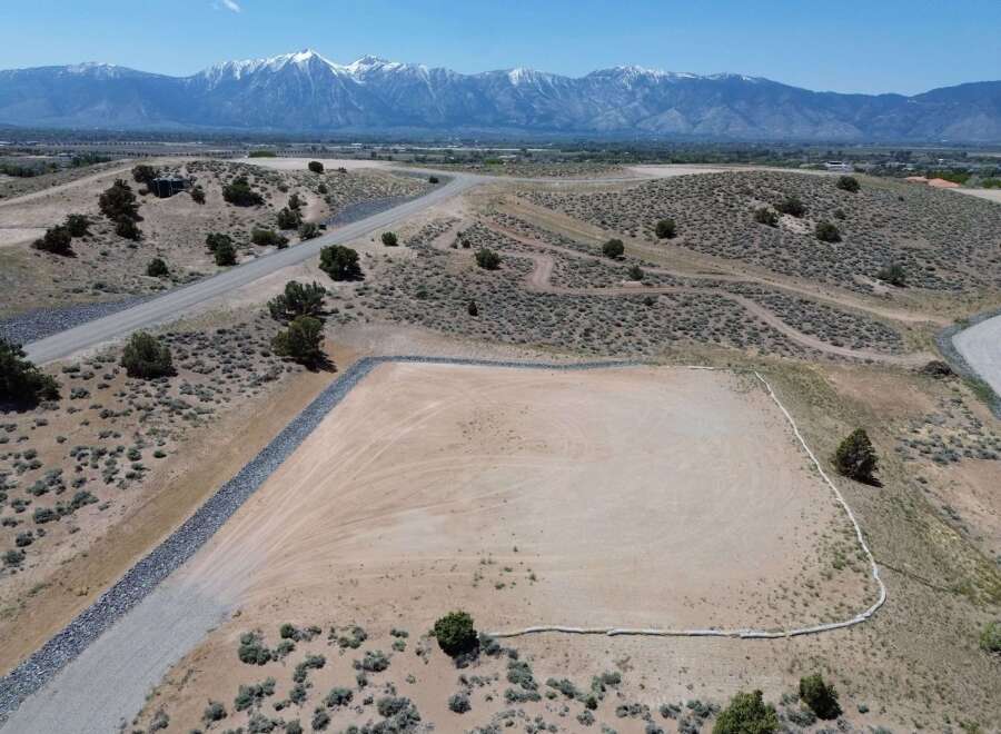 This property boasts a spacious, level lot perfect for building, nestled in a serene desert landscape.