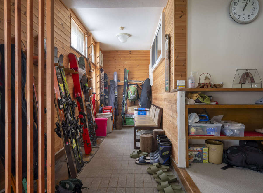This cozy ski-in/ski-out property features a dedicated ski and boot storage area, perfect for keeping your gear organized and easily accessible.