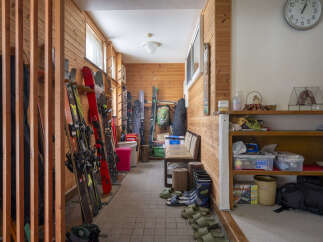 This cozy ski-in/ski-out property features a dedicated ski and boot storage area, perfect for keeping your gear organized and easily accessible.