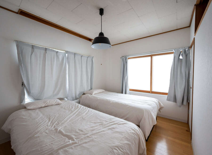 Cozy bedroom with two twin beds, perfect for a relaxing stay.