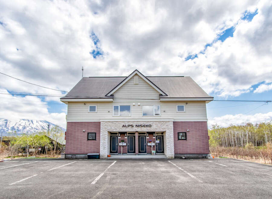 This charming Alps Niseko property boasts a spacious parking lot, perfect for guests arriving by car.